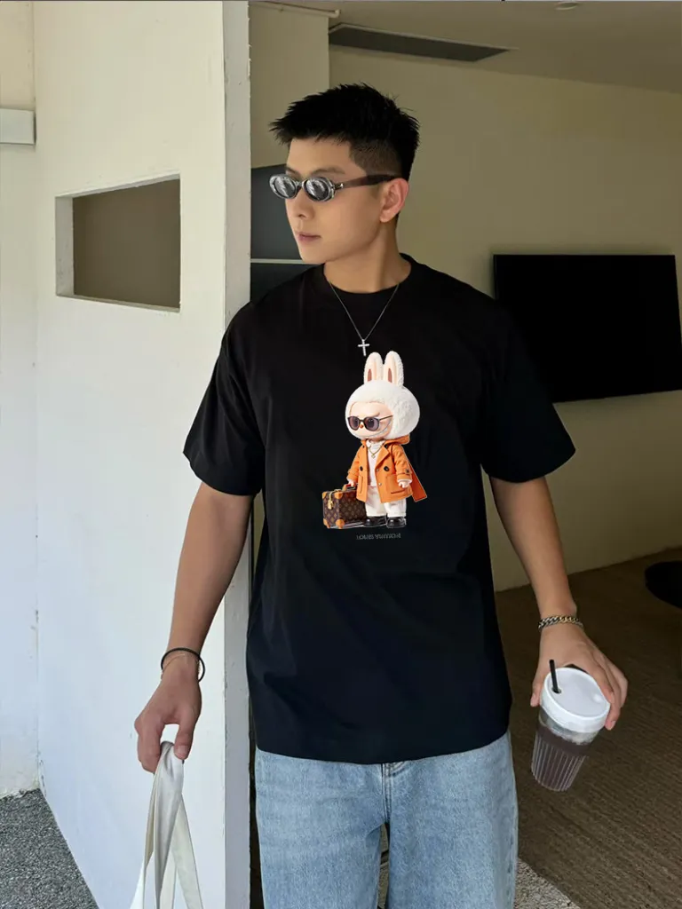 🅿️190 lv co-branded labubu🌟New summer style🎽made of 250 Solona pure cotton fabric, super soft and skin-friendly! High-end hand-painted printing with logo, design embellishment, neat and detailed wiring inside, making the upper body fashionable! High-end and versatile model, the quality is visible! Size: S-XXL Color: black, white
